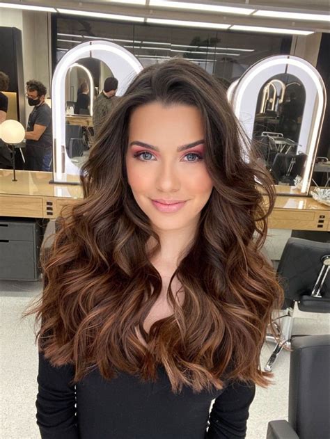 morena iluminada em cabelo castanho claro|Beleza extraordinária: Guia completo da morena。